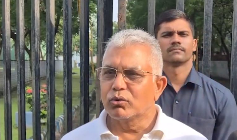 दिलीप घोष पत्रकारों से बातचीत करते हुए