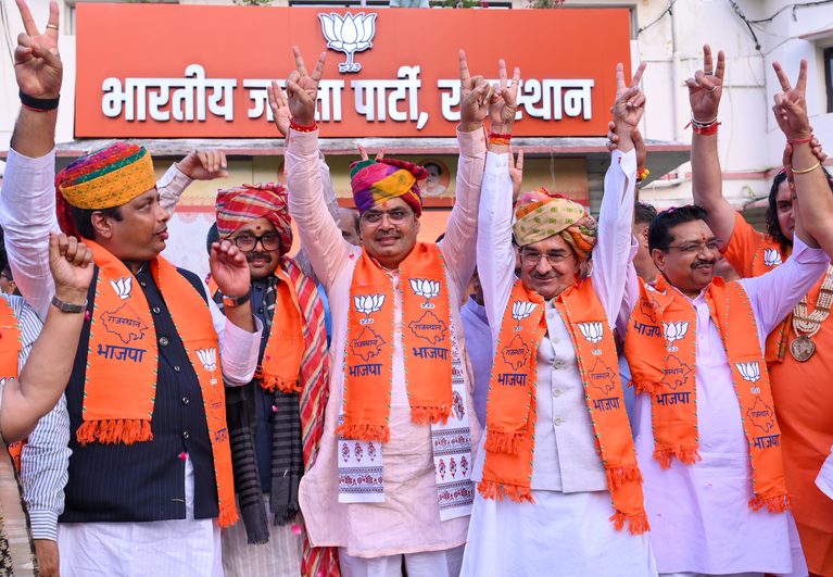 भारतीय जनता पार्टी के नेता राजस्थान निकाय चुनाव में जीत के बाद हाथ उठाकर जश्न मना रहे हैं।