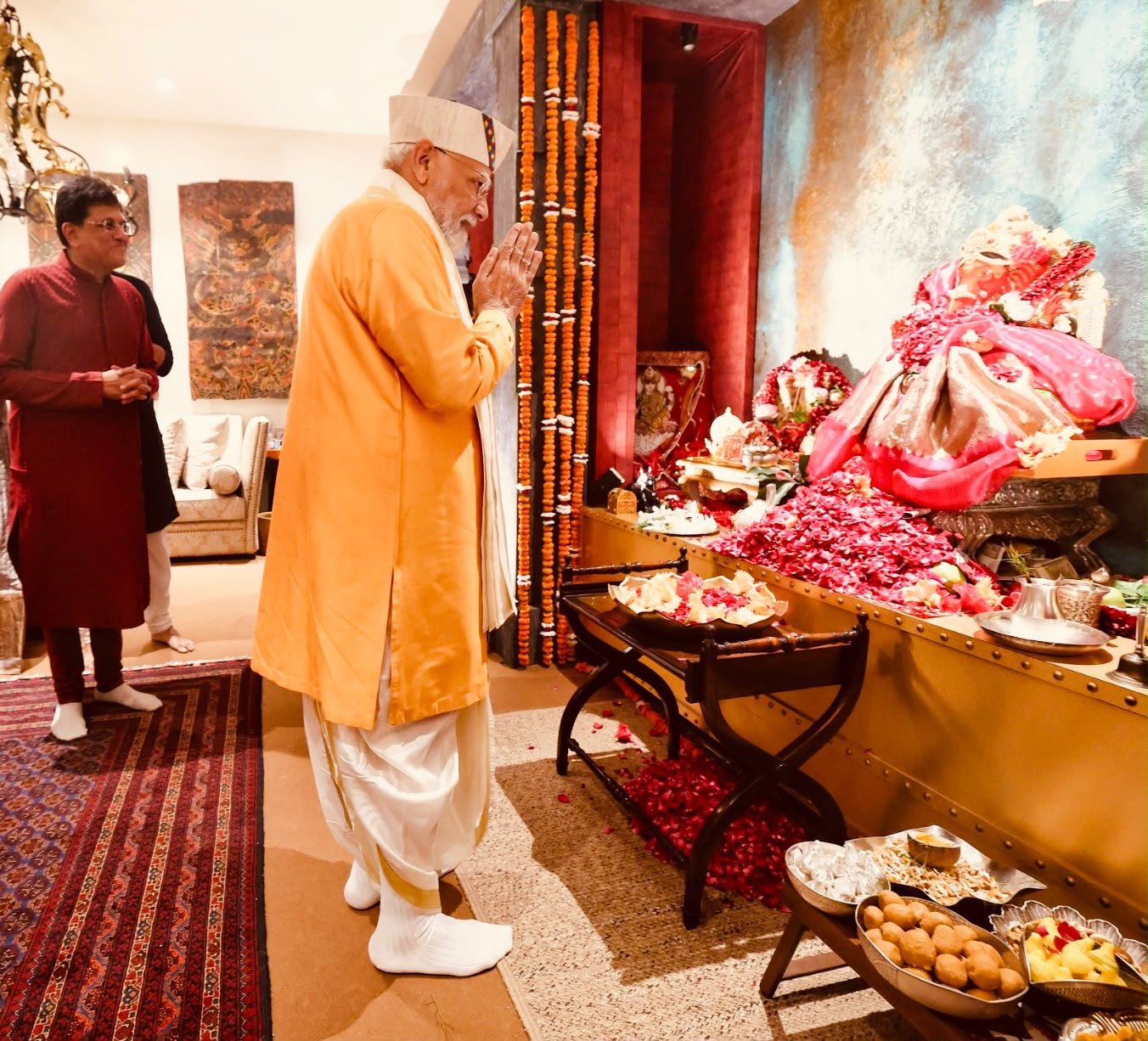 प्रधानमंत्री नरेंद्र मोदी केंद्रीय मंत्री पीयूष गोयल के आवास पर गणेश प्रतिमा के सामने हाथ जोड़कर प्रार्थना कर रहे हैं।