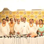 जन सुराज के नेता और उम्मीदवार एक प्रेस कॉन्फ्रेंस में मीडिया को संबोधित करते हुए।