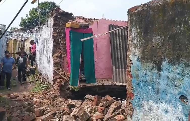 धनबाद में जमीन धंसने के कारण क्षतिग्रस्त हुए मकानों का दृश्य, जहां ईंटें और मलबा बिखरा हुआ है।